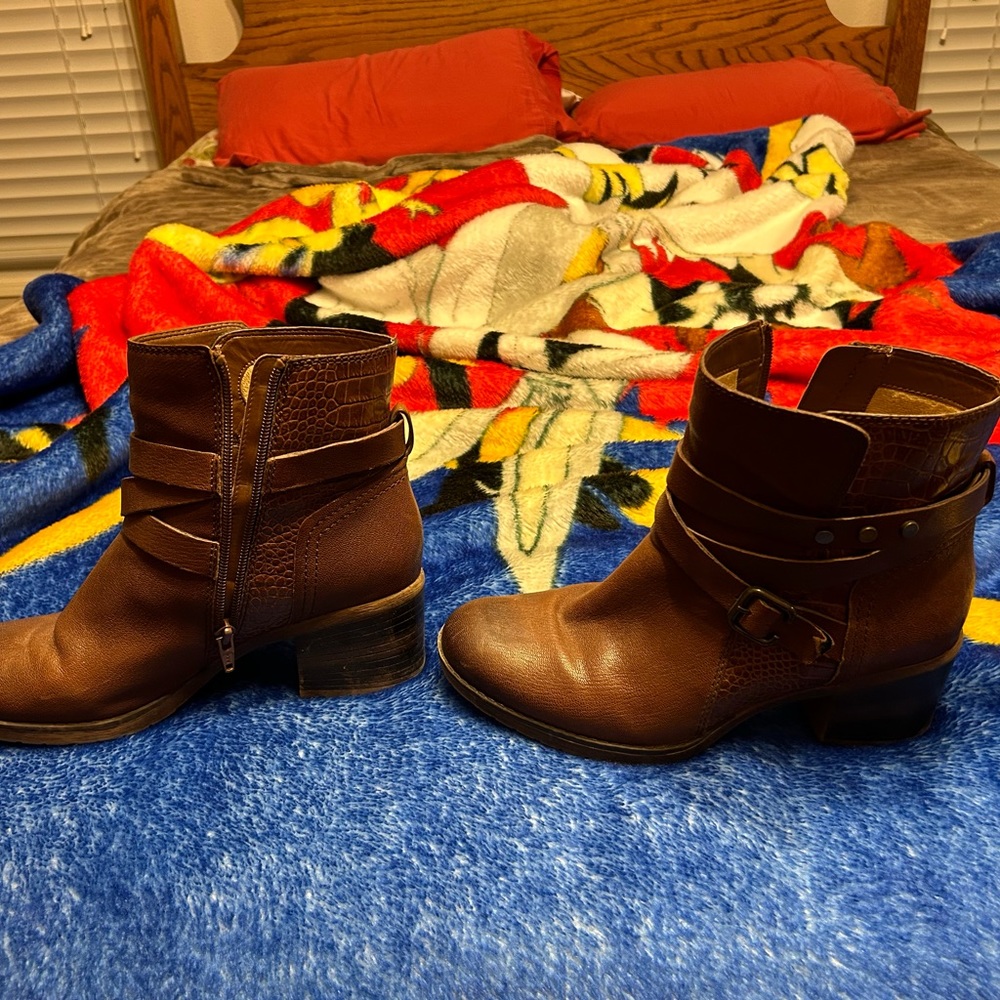 Women’s size 9 1/2 leather Naturalizers. In excellent condition.